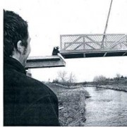 Vor den Augen der Bauleitung wird das Stahl-Element der Pleißebrücke auf das Fundament gesetzt. Foto: Günther Hunger