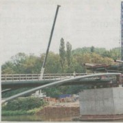 Brückenschlag: Am Mittwoch wurde das zweite Sprengwerkteil an der Pöppelmannbrücke montiert. Fotos: Roger Dietze