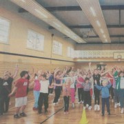 Übung macht den Meister: Beim Showtanz nehmen die Markklee-berger Grundschüler Rathauschef Bernd Klose in ihre Mitte.
Foto: André Kempner