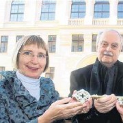 Symbolische Schlüsselübergabe: Raphaele Polak, Oberbürgermeister Bernd Klose und Angelika Bärthel (von links) vor dem Haupteingang.