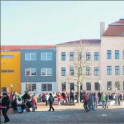 Alt und Neu ergänzen sich: Die erweiterte und sanierte Mittelschule Markkleeberg bietet Schülern und Lehrern optimale Lern- und Arbeitsbedingungen. Und das nicht nur im Gebäude, sondern auch unter freiem Himmel. Auf dem Hof gibt es jetzt unter anderem ein grünes Klassenzimmer. Foto: André Kempner