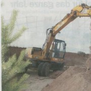 Die ersten Baggerarbeiten für den neuen Schiffsanleger am Störmthaler See in Großpösna beginnen. An der Ostspitze des Sees werden künftig nicht nur Ausflugsbote anlegen können, hier wird die Feuerwehr auch zu ihren Seerettungseinsätzen starten. Foto: Andre Kempner