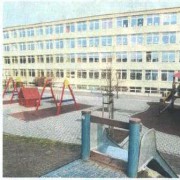 Der Hofgarten hinter der Grundschule ist nur in den Winterferien kurzzeitig verwaist.